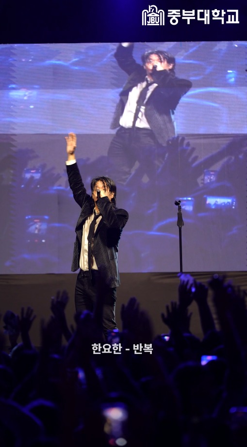 중부대 축제 제대로 부숴버림 😎🔥🎸
@yohanheaven 

#한요한 #반복 #400km #범퍼카 #hanyohan #대학축제 #공연 #Rock #Rapper